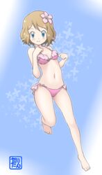  absurdres barefoot bikini blue_background blue_eyes blush breasts brown_hair cleavage commentary_request female flower full_body hair_flower hair_ornament highres leg_up looking_at_viewer navel pink_bikini pink_flower pokemon pokemon_(anime) pokemon_xy_(anime) serena_(pokemon) short_hair small_breasts smile solo swimsuit tax2rin 