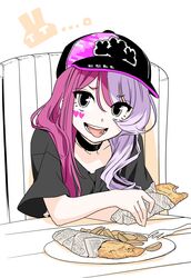  #compass absurdres animal_print arm_support baseball_cap black_shirt chair choker collarbone commentary_request crossed_arms crumbs drill_hair drill_sidelocks eating facial_mark female fish_(food) fish_and_chips food fork grey_eyes grin hat heart heart_facial_mark highres holding holding_food leaning_forward light_purple_hair long_hair looking_at_viewer megumegu multicolored_hair newspaper pink_hair plate poaro potato_wedges rabbit_print shirt sidelocks simple_background sitting smile solo studded_hat t-shirt table tongue tongue_out two-tone_hair white_background wooden_chair 