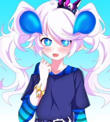  +_+ belt blue_background blue_dress blue_eyes blue_horns blush bracelet carlos_daniel chiliarch_(elsword) commentary_request dress elsword female gradient_background horns jewelry long_hair looking_at_viewer luciela_r._sourcream oerba_yun_fang open_mouth pointy_ears smile solo striped sweatdrop swept_bangs symbol-shaped_pupils twintails upper_body vertical_stripes white_hair 