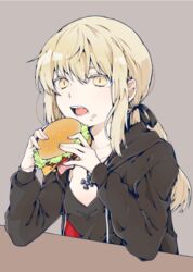  :o artoria_pendragon_(fate) black_shirt blonde_hair burger commentary_request cross cross_necklace eating elbows_on_table fate/grand_order fate_(series) female food food_on_face grey_background hair_between_eyes highres holding holding_food jewelry kurumikko long_hair long_sleeves looking_at_viewer millipen_(medium) necklace official_alternate_costume saber_alter saber_alter_(ver._shinjuku_1999)_(fate) shirt sidelocks simple_background solo traditional_media upper_body very_long_hair yellow_eyes 