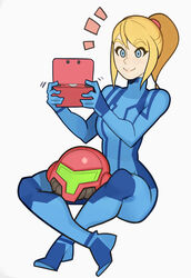  assault_visor blonde_hair blue_bodysuit blue_eyes bodysuit breasts closed_mouth commentary crossed_ankles english_commentary female from_side full_body gloves green_visor hair_tie handheld_game_console hands_up happy helmet helmet_in_lap high_ponytail highres holding indian_style light_smile lips long_hair looking_at_viewer medium_breasts metroid motion_lines nintendo nintendo_3ds parted_bangs photoshop_(medium) playing_games ponytail samus_aran simple_background sitting smile splashbrush swept_bangs turtleneck unworn_headwear unworn_helmet white_background zero_suit 