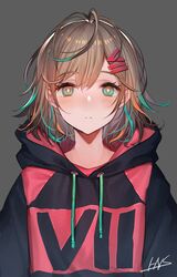  blush brown_hair female gradient_eyes green_eyes grey_background hair_ornament hairclip hanusu highres hood hoodie messy_hair multicolored_eyes multicolored_hair orange_eyes orange_hair original signature simple_background solo upper_body 