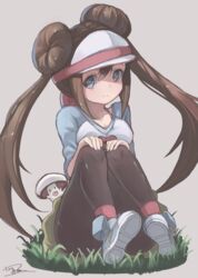  blue_eyes brown_hair commentary_request convenient_leg double_bun female foongus grass grey_background hair_bun hands_on_own_knees hat highres knees_up long_hair nene_(atsushi_hamano) pantyhose pokemon pokemon_(creature) pokemon_adventures rosa_(pokemon) sidelocks sitting smile twintails white_hat 