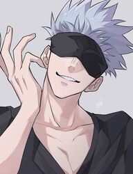  1boy black_blindfold black_shirt blindfold collarbone covered_eyes facing_viewer gojou_satoru grey_background grin gusha_(orenji_hnkn) hand_up highres jujutsu_kaisen male_focus shirt short_hair simple_background smile solo upper_body v-neck white_hair 