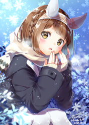  absurdres animal_ears blush brown_eyes brown_hair coat commentary dated female headband highres horse_ears horse_girl looking_at_viewer medium_hair mochiko_tsuru scarf signature snow snowing solo umamusume winter_clothes winter_coat yukino_bijin_(umamusume) 