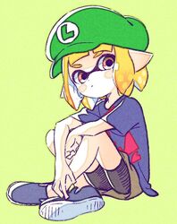  bad_id bad_twitter_id black_shorts blonde_hair blue_footwear blue_shirt brown_eyes closed_mouth comamawa cosplay female full_body green_background green_hat hat head_tilt inkling_girl inkling_player_character looking_at_viewer luigi luigi_(cosplay) mario_(series) on_floor orange_hair pointy_ears shirt shoes short_hair short_shorts short_sleeves shorts simple_background sitting solo splatoon_(series) splatoon_2 