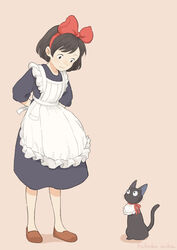  apron arms_behind_back artist_name black_cat black_dress black_eyes black_hair bow dress feline female fukaba_mika full_body hairbow highres jiji_(majo_no_takkyuubin) kiki_(majo_no_takkyuubin) majo_no_takkyuubin pink_background red_bow red_footwear shoes short_hair simple_background smile tying_apron 