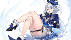  absurdres ahoge black_footwear blue_eyes blue_hat blue_jacket commentary_request female furina_(genshin_impact) genshin_impact hat high_heels highres jacket long_hair looking_at_viewer shorts simple_background smile socks solo thigh_strap thighs top_hat very_long_hair white_background white_hair white_shorts white_socks xiangchizhubijin 