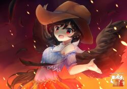  bandana bare_shoulders black_hair black_wings blue_shirt blush brown_hat brown_skirt commentary copyright_name cowboy_hat embers feathered_wings feathers female gradient_background hair_between_eyes hat highres kurokoma_saki looking_at_viewer off-shoulder_shirt off_shoulder open_hand open_mouth orange_background orange_skirt overskirt red_background red_eyes sachisudesu shirt shnva_(style) short_hair short_sleeves skirt solo touhou upper_body white_bandana wily_beast_and_weakest_creature wings 