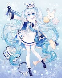  balloon blue_background blue_eyes blue_flower blue_footwear blue_hair blush boots braid character_balloon closed_mouth commentary cymbals drum drumsticks epaulettes female flower full_body fur_collar g_ieep hat hatsune_miku highres holding instrument jacket long_hair outstretched_arm rabbit_yukine skirt smile snowflakes solo star_(symbol) tambourine thighhighs trumpet twintails very_long_hair vocaloid wand white_hat white_jacket white_skirt white_thighhighs yuki_miku yuki_miku_(2020) 