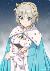  anastasia_(fate) anastasia_(fate)_(cosplay) anastasia_(idolmaster) aqua_cape blue_eyes breasts cape cleavage closed_mouth commentary_request cosplay dress fate/grand_order fate_(series) female grey_hair hair_ornament idolmaster idolmaster_cinderella_girls inoshira jewelry long_dress long_sleeves looking_at_viewer medium_breasts name_connection necklace pendant short_hair smile snow solo standing twitter_username white_dress 