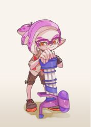  1boy collared_shirt commentary_request full_body glasses highres inkling inkling_boy inkling_player_character looking_at_viewer male_focus mini_splatling_(splatoon) mkakimikan ponytail purple_hair red_eyes shirt shorts simple_background smile solo splatoon_(series) splatoon_2 tentacle_hair 