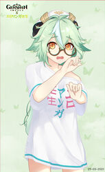  art_ilyas clothes_writing copyright_name cosplay dated eromanga_sensei female fujita_akane_(voice_actor) genshin_impact glasses green_hair hat highres izumi_sagiri izumi_sagiri_(cosplay) logo long_hair looking_at_viewer open_mouth round_eyewear shirt short_sleeves single_bare_shoulder solo sucrose_(genshin_impact) t-shirt voice_actor_connection wavy_mouth white_shirt yellow_eyes 