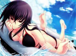  ass bare_shoulders barefoot bikini black_bikini black_hair blue_sky breast_press breasts cleavage cloud crossed_bangs day dimples_of_venus female head_rest highres inflatable_raft kawagishi_keitarou kawakami_momoyo large_breasts lens_flare long_hair looking_at_viewer lying maji_de_watashi_ni_koi_shinasai! on_stomach photoshop_(medium) purple_hair red_eyes scan side-tie_bikini_bottom sky smirk solo sparkle sunlight swimsuit the_pose water 