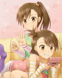  2girls bare_shoulders brown_eyes brown_hair commentary_request couch futami_ami futami_mami grin handheld_game_console idolmaster idolmaster_(classic) komore multiple_girls nintendo_3ds short_hair siblings side_ponytail sisters sitting skirt smile star_(symbol) twins 