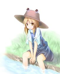  baram blonde_hair commentary_request female grass hair_ribbon hat highres looking_at_viewer moriya_suwako open_mouth ribbon shirt sitting skirt skirt_set soaking_feet solo touhou v_arms vest yellow_eyes 