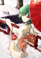  alternate_costume bow bridge commentary_request female flower green_hair highres illusionk japanese_clothes kazami_yuuka kimono kinchaku light_smile looking_back oil-paper_umbrella pouch red_eyes snow solo touhou tree tsurime umbrella yukata 