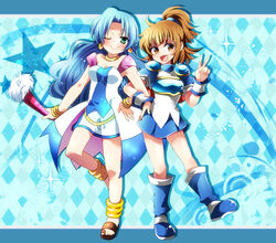  2girls :&gt; anklet argyle_background arle_nadja armor armored_dress bare_legs blue_background blue_footwear blue_hair blue_skirt boots brown_eyes brown_hair capelet choker commentary_request earrings full_body green_eyes half_updo hand_fan hitopm jewelry knee_boots locked_arms long_hair madou_monogatari multiple_girls puyopuyo rulue_(puyopuyo) sandals short_hair skirt smile v wrist_cuffs 