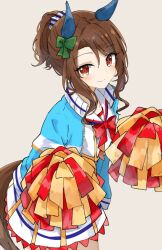  animal_ears blue_jacket bow bowtie brown_hair cheerleader cosplay ear_covers female green_bow grey_background hair_ornament hair_scrunchie hairbow holding holding_pom_poms horse_ears horse_girl horse_tail jacket king_halo_(umamusume) long_hair looking_at_viewer nice_nature_(run&amp;win)_(umamusume) nice_nature_(umamusume) nice_nature_(umamusume)_(cosplay) ninjin_nouka pom_pom_(cheerleading) ponytail red_bow red_bowtie red_eyes scrunchie simple_background smile solo swept_bangs tail umamusume 