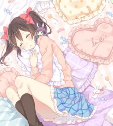  2girls :3 animal_ears bad_id bad_pixiv_id black_hair blush candy closed_eyes food frilled_pillow frills heart heart-shaped_pillow hugging_object lollipop long_hair long_sleeves love_live! love_live!_school_idol_project lying mini_person minigirl multiple_girls nerunnn on_side pillow pillow_hug purple_hair rabbit rabbit_ears red_eyes short_hair sleeping tojo_nozomi twintails yazawa_nico 