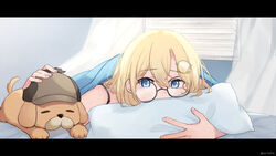  bed_sheet black-framed_eyewear blonde_hair blue_eyes bubba_(watson_amelia) canine curtains deerstalker female glasses hair_ornament hat highres hololive hololive_english letterboxed orinte petting pillow under_covers virtual_youtuber watson_amelia watson_amelia_(1st_costume) window 