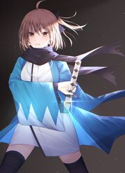  ahoge bangs black_background black_bow black_legwear black_scarf blonde_hair bow fate_(series) female floating_hair hair_between_eyes hairbow haori highres holding holding_sword holding_weapon japanese_clothes katana kimono koha-ace long_sleeves medium_hair nerua okita_souji_(fate) okita_souji_(fate)_(all) orange_eyes ponytail scarf sheath short_kimono solo sword thighhighs unsheathing weapon white_kimono zettai_ryouiki 