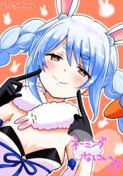  animal_ear_fluff animal_ears bare_shoulders black_gloves black_leotard blue_hair blush braid brown_background carrot_hair_ornament closed_mouth commentary_request don-chan_(usada_pekora) dress dutch_angle female fingers_to_cheeks food-themed_hair_ornament fur-trimmed_gloves fur_trim gloves hair_ornament half-closed_eyes hands_up highres hololive kiritoma leotard long_hair looking_at_viewer orange_eyes rabbit-shaped_pupils rabbit_ears short_eyebrows signature smile solo strapless strapless_dress strapless_leotard symbol-shaped_pupils thick_eyebrows translation_request twin_braids twintails upper_body usada_pekora usada_pekora_(1st_costume) virtual_youtuber white_dress 