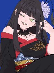  black_collar black_hair black_kimono blue_background breasts cleavage collar crazy_smile female final_fantasy final_fantasy_xiv flower glaa_da green_eyes hair_flower hair_ornament highres hyur japanese_clothes kimono long_hair looking_at_viewer mole mole_under_mouth obi obiage obijime off_shoulder red_trim sash simple_background smile solo uneven_eyes upper_body yotsuyu_goe_brutus 