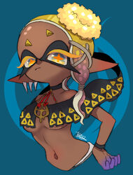  artist_name asymmetrical_hair bare_shoulders black_choker black_wristband blonde_hair blue_background breasts choker closed_mouth clothing_request collarbone colored_skin commentary_request cropped_torso cross-shaped_pupils dark-skinned_female dark_skin earrings eyelashes female food food-themed_hair_ornament forehead frye_(splatoon) gradient_hair hair_ornament hand_on_own_hip inkling isamu-ki_(yuuki) jewelry light_frown long_hair looking_at_viewer medium_breasts midriff multicolored_hair multicolored_skin multiple_earrings navel pointy_ears purple_hair purple_skin short_eyebrows signature simple_background solo splatoon_(series) splatoon_3 stomach symbol-shaped_pupils tempura tentacle_hair triangle_print underboob upper_body wristband yellow_eyes 