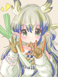  arknights blue_hair brown_background closed_mouth collarbone commentary_request dragon_horns dress female food green_eyes green_hair grey_hair hands_up highres holding holding_food horns jacket long_hair long_sleeves multicolored_hair notice_lines pointy_ears puffy_long_sleeves puffy_sleeves shu_(arknights) simple_background sleeves_past_wrists smile solo spring_onion strapless strapless_dress streaked_hair upper_body very_long_hair white_dress white_jacket yopi_(user_wdgp8532) 