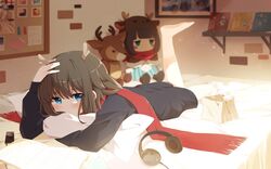  antlers barefoot bed black_shirt black_shorts blue_eyes blush book bread bread_slice brown_hair commentary day digital_media_player female food hand_on_own_head hand_up harrybeace headphones highres horns hugging_object indie_virtual_youtuber indoors kano_(utaite) leg_up light_particles long_sleeves looking_at_viewer lying on_bed on_stomach open_book painting_(object) photo_(object) pillow pillow_hug scarf shelf shirt short_hair shorts solo stuffed_animal stuffed_toy sunlight virtual_youtuber 