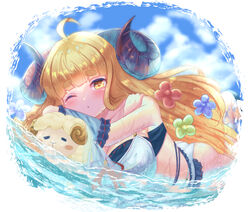  ahoge anila_(granblue_fantasy) anila_(summer)_(granblue_fantasy) ass bikini blonde_hair blunt_bangs blush breasts cleavage closed_mouth cloud cloudy_sky curled_horns detached_sleeves dot_mouth draph female granblue_fantasy highres hikimayu horns layered_bikini long_hair official_alternate_costume one_eye_closed sheep sky solo swimsuit uttsu_(yumaviviane) very_long_hair water yellow_eyes 