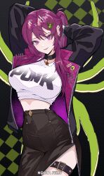  absurdres alternate_costume arms_up belt black_choker black_jacket black_skirt choker clothes_writing cowboy_shot crop_top eyewear_on_head female highres honkai:_star_rail honkai_(series) jacket kafka_(honkai:_star_rail) long_sleeves midriff nocta_felis open_clothes open_jacket purple_eyes purple_hair shirt skirt solo spider_hair_ornament standing sunglasses thigh_belt thigh_strap white_shirt 