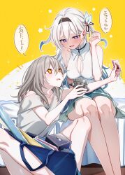  2girls bed black_hairband blue_pupils blush breasts cleavage cleavage_cutout clothing_cutout drooling firefly_(honkai:_star_rail) flower green_skirt grey_hair grey_shirt hairband highres holding holding_toy honkai:_star_rail honkai_(series) indoors large_breasts long_hair mouth_drool multiple_girls on_bed on_floor open_mouth purple_eyes shirt simple_background sitting skirt sleeveless sleeveless_shirt sparkling_eyes speech_bubble stelle_(honkai:_star_rail) toy trailblazer_(honkai:_star_rail) translation_request white_hair white_shirt yellow_background yellow_eyes yodare_(3yami8) 