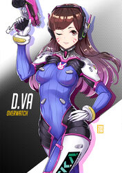  ;) arm_up artist_name blush bodysuit breasts brown_eyes brown_hair character_name charm_(object) closed_mouth clothes_writing commentary copyright_name cowboy_shot d.va_(overwatch) eyebrows facepaint facial_mark female gloves gradient_hair gun hand_on_own_hip headgear headphones hiroki_(hirokiart) holding holding_gun holding_weapon honeycomb_(pattern) honeycomb_background long_hair looking_at_viewer medium_breasts multicolored_hair one_eye_closed overwatch overwatch_1 photoshop_(medium) pink_hair pink_lips shoulder_pads skin_tight smile solo spanish_commentary trigger_discipline walking weapon whisker_markings white_gloves 