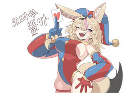  ;d absurdres ahoge animal_ear_fluff animal_ears asymmetrical_gloves blonde_hair blue_gloves blush bow braid breasts card cocomayo29_(tomato) commentary_request cosplay cowboy_shot detached_sleeves female fox_ears fox_tail gloves hairbow hand_on_own_hip hat highres holding holding_card hololive jester_cap korean_commentary korean_text large_breasts long_hair long_sleeves mismatched_gloves multicolored_hair omaru_polka one_eye_closed pomni_(the_amazing_digital_circus) pomni_(the_amazing_digital_circus)_(cosplay) purple_eyes red_gloves sideboob simple_background skindentation smile solo standing streaked_hair tail the_amazing_digital_circus thigh_strap translation_request two-tone_leotard virtual_youtuber white_background 