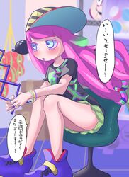  bag baseball_cap black_shirt blue_eyes blush clenched_hands clownfish commentary_request drooling female fish gradient_hair green_hair green_skirt harmony&#039;s_clownfish_(splatoon) harmony_(splatoon) hat highres long_hair low-tied_long_hair miniskirt multicolored_hair nintendo_ultra_hand open_mouth pink_hair shirt short_sleeves skirt solo speech_bubble splatoon_(series) splatoon_3 striped_clothes striped_headwear t-shirt tama_nya tentacle_hair thighs translation_request tropical_fish two-tone_hair 