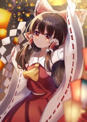  absurdres ametama_(runarunaruta5656) arm_up ascot black_hair blurry blurry_background blurry_foreground bow closed_mouth collared_shirt cowboy_shot depth_of_field detached_sleeves female frilled_bow frilled_shirt_collar frills gohei hair_tubes hairbow hakurei_reimu highres holding lantern long_hair looking_at_viewer midriff_peek navel night outdoors red_bow red_eyes red_shirt red_skirt ribbon-trimmed_sleeves ribbon_trim shirt sidelocks skirt skirt_set sleeveless sleeveless_shirt smile solo standing summer_festival touhou white_sleeves wide_sleeves yellow_ascot 