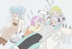  2girls 2others afterimage black_hair blonde_hair blue_eyes blue_hair braid braided_ponytail closed_eyes commentary dentist flower_(vocaloid) flower_(vocaloid4) gloves gradient_hair grey_hoodie hair_ornament hairclip highres holding_hands hood hoodie kagamine_rin lying mask medium_hair meika_hime meika_mikoto milanomarun motion_lines mouth_mask multicolored_hair multiple_girls multiple_others nose_bubble on_back open_mouth pink_eyes pink_hair ponytail saliva short_hair sitting spinning spinning_chair streaked_hair suspenders swept_bangs translated vocaloid white_gloves white_hair 