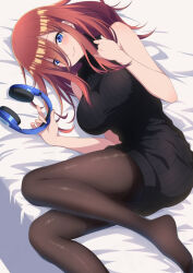  bare_arms bare_shoulders bed_sheet black_pantyhose black_sweater blue_eyes blush breasts closed_mouth commentary_request dress female go-toubun_no_hanayome hair_between_eyes headphones highres holding holding_headphones large_breasts long_hair long_hair_between_eyes looking_at_viewer lying nakano_miku nishizuki_shino on_back pantyhose red_hair ribbed_sweater sleeveless sleeveless_sweater sleeveless_turtleneck solo sweater sweater_dress thighs turtleneck turtleneck_sweater unworn_headphones 