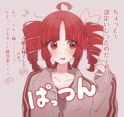  ahoge alternate_costume drill_hair female hand_up highres jacket kasane_teto kasane_teto_(sv) long_sleeves parted_bangs parted_lips red_eyes red_hair sideways_glance sleeves_past_wrists solo synthesizer_v track_jacket translation_request twin_drills upper_body utau uwa_illust_v16v 
