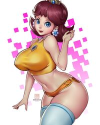  alternate_breast_size artist_logo bare_shoulders blue_eyes bokuman breasts brown_hair commentary cowboy_shot crop_top crown earrings english_commentary eyeshadow female flipped_hair flower_ornament hand_up jewelry large_breasts lipgloss lips looking_at_viewer makeup mario_(series) mario_tennis mascara midriff mini_crown navel open_mouth orange_shirt orange_shorts princess_daisy shirt short_shorts shorts sleeveless sleeveless_shirt smile solo taut_clothes tennis_daisy thick_thighs thighhighs thighs white_background 