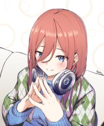  absurdres blue_cardigan blue_eyes blush breasts cardigan chinese_commentary closed_mouth commentary_request female fingernails fingers_together go-toubun_no_hanayome hair_between_eyes headphones headphones_around_neck highres ky_(ky990533) long_hair long_sleeves looking_at_viewer nakano_miku red_hair smile solo upper_body 