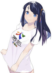  2017_taipei_universiade beijuu black_hair blue_eyes breasts bright_pupils closed_mouth clothes_writing cowboy_shot female highres krt_girls long_hair looking_at_viewer one_side_up photoshop_(medium) print_shirt shirt shirt_tug short_sleeves sidelocks simple_background small_breasts smile solo swept_bangs t-shirt white_background xiao_qiong 