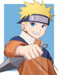  1boy blonde_hair blue_background blue_eyes facial_mark forehead_protector headband highres holding holding_weapon jumpsuit konohagakure_symbol kunai long_sleeves looking_at_viewer male_focus naruto naruto_(series) oerba_yun_fang orange_jumpsuit reverse_grip shimizu_tomoki solo teeth upper_body uzumaki_naruto weapon whisker_markings 