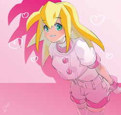  alternate_color belt blonde_hair blush breasts buttons commentary_request female gloves green_eyes grin hair_between_eyes heart highres leaning_forward long_hair medium_breasts mega_man_(series) mega_man_legends_(series) photoshop_(medium) pink_background roll_caskett_(mega_man) shadow shorts sidelocks signature simple_background smile solo sumomo thighhighs white_shorts 