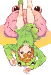  animal_costume brown_eyes brown_hair closed_mouth female frog_costume from_behind gekota green_footwear green_jacket highres hood hood_up hooded_jacket jacket long_sleeves looking_at_viewer lying mashu_(masyu_ut) misaka_mikoto on_back pyonko shiny_skin short_hair short_shorts shorts slippers smile solo stuffed_animal stuffed_frog stuffed_toy thighs toaru_majutsu_no_index white_background white_shorts 