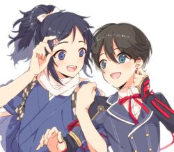  2boys black_hair blue_eyes blue_kimono casual duplicate earrings hair_ornament hairclip hairpin horikawa_kunihiro japanese_clothes jewelry katsugeki/touken_ranbu kimono locked_arms male_focus military military_uniform mole mole_under_eye multiple_boys pixel-perfect_duplicate plico_(nicoma) ponytail ribbon scarf simple_background smile stud_earrings tasuki touken_ranbu touken_ranbu:_hanamaru uniform upper_body white_background white_scarf yamato-no-kami_yasusada 