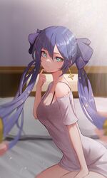  black_hair bra_strap breasts cleavage closed_mouth earrings female from_side genshin_impact green_eyes hair_between_eyes hair_ribbon highres jewelry kneeling korean_commentary long_hair looking_at_viewer mona_(genshin_impact) moth1 no_headwear no_pants on_bed pillow ribbon shirt single_bare_shoulder solo sparkle star_(symbol) star_earrings twintails very_long_hair 