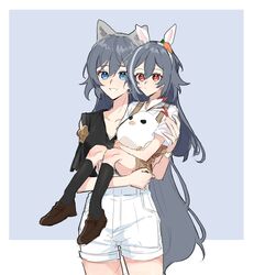  2girls aged_down animal_ears bird black_hair black_legwear black_shirt blue_eyes border brown_footwear brown_shorts carrying carrying_person chicken closed_mouth commentary_request danji_bang doll dual_persona fake_animal_ears fu_hua fu_hua_(herrscher_of_sentience) fu_hua_(night_squire) full_body grey_background grin hair_between_eyes headband highres honkai_(series) honkai_impact_3rd jingwei_(bird) korean_commentary long_hair looking_at_viewer multicolored_hair multiple_girls open_mouth overall_shorts overalls rabbit_ears red_eyes shirt shoes shorts simple_background smile streaked_hair stuffed_animal stuffed_toy teeth white_shirt white_shorts wolf_ears 